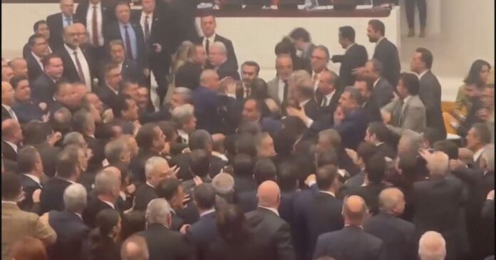 veja-o-momento-em-que-briga-generalizada-acontece-no-parlamento-da-turquia