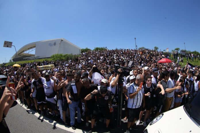 torcida-do-corinthians-aguarda-time-para-comemorar-titulo.-veja-fotos