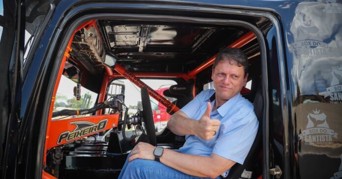 tarcisio-apos-polemica-com-marca-de-sandalia:-“comecar-2026-com-pe-direito”