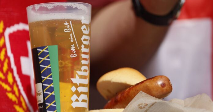 salsichao-e-cerveja:-quanto-custa-comer-e-beber-em-um-jogo-da-bundesliga?