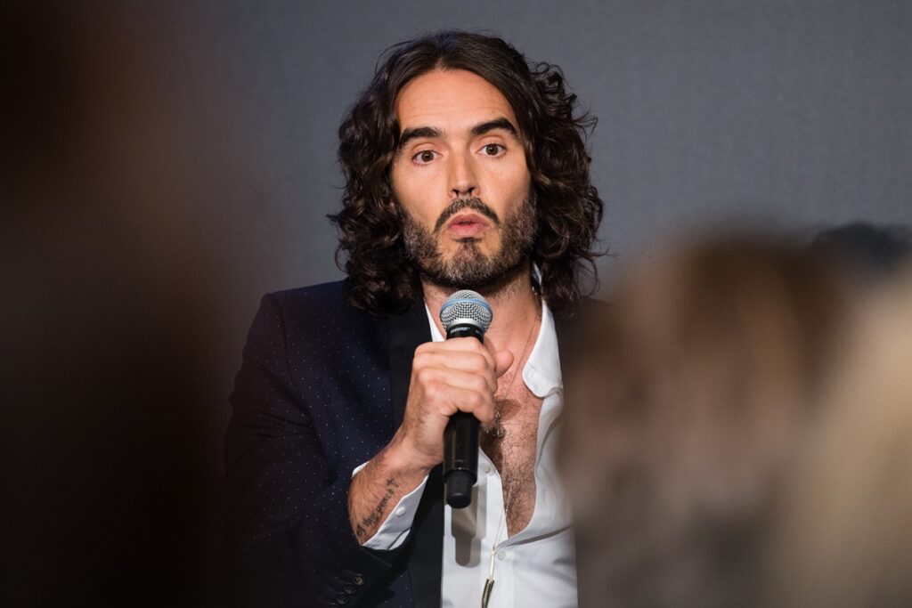 russell-brand-e-alvo-de-novas-acusacoes-de-estupro-e-agressao-sexual