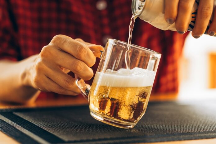 beber-alcool-em-excesso-aumenta-risco-de-avc-precoce,-diz-estudo