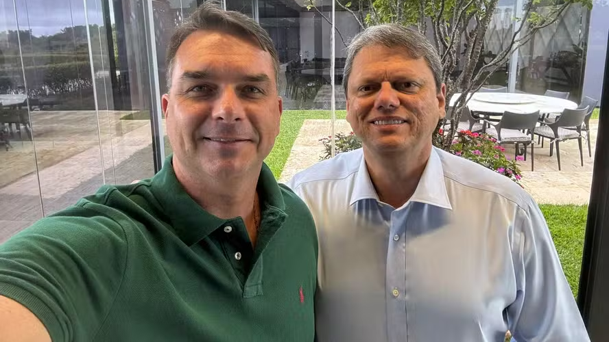flavio-bolsonaro-relata-conversa-com-tarcisio:-“mais-junto-do-que-nunca”