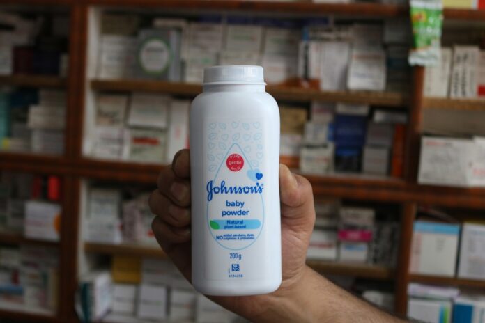 johnson-&-johnson-e-condenada-a-pagar-r$-8,3-bilhoes-a-paciente