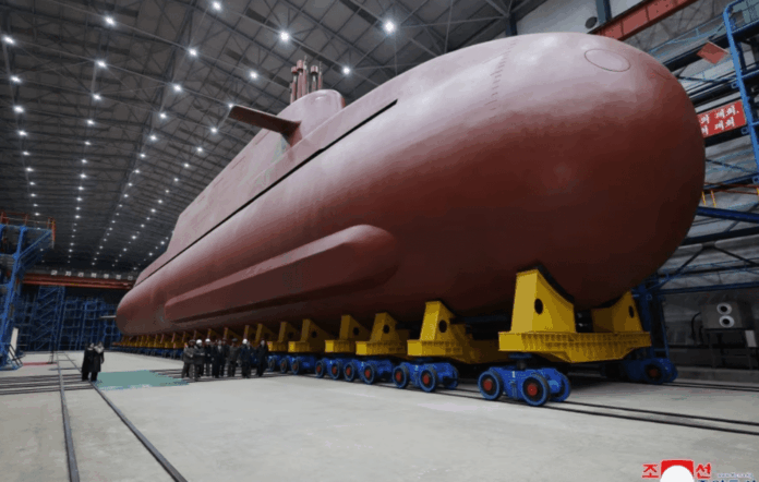 coreia-do-norte-revela-novas-imagens-de-seu-primeiro-submarino-nuclear