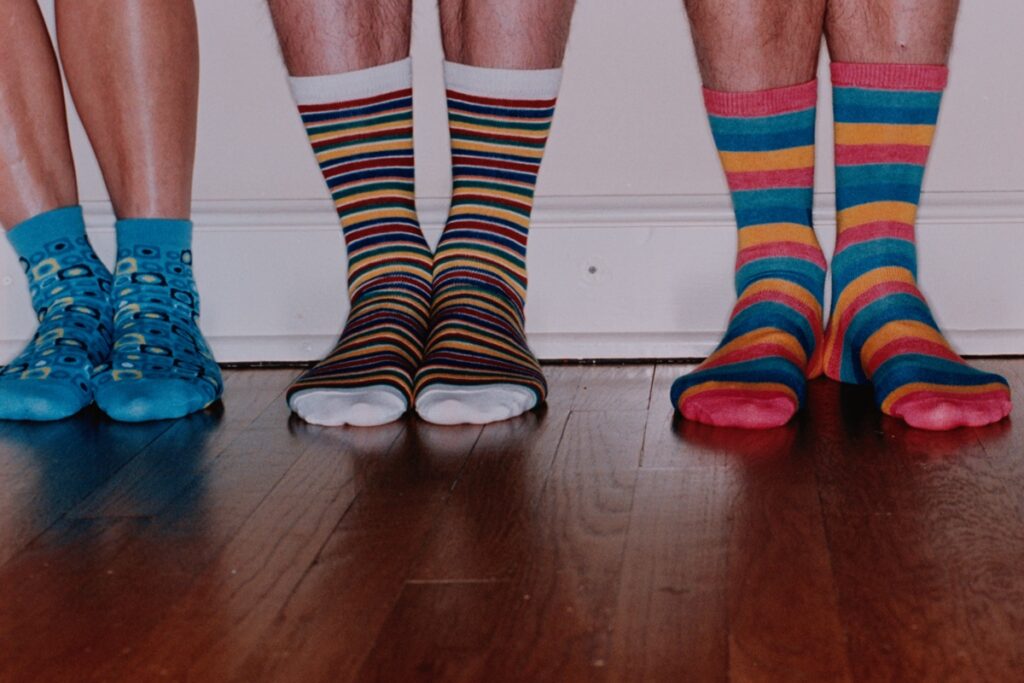 microbiologista-explica-por-que-nao-usar-de-novo-as-meias-sujas