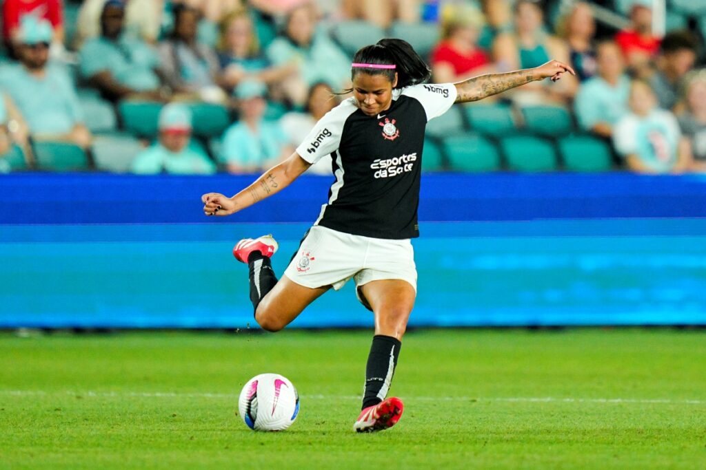 meia-do-corinthians-encanta-mae-com-carro-de-presente-em-brasilia