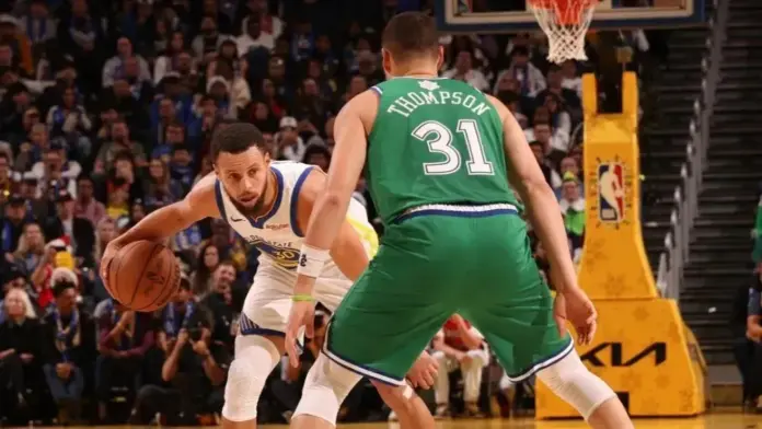 nba:-warriors-vencem-mavs-no-natal-em-jogo-marcado-por-nova-lesao-de-davis