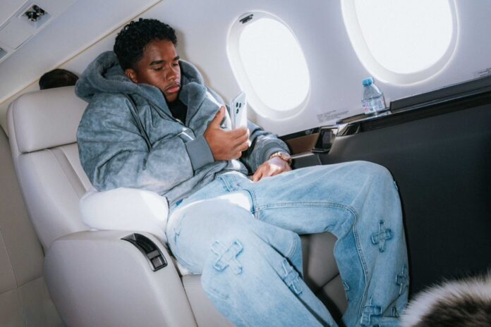 rumo-ao-lyon:-endrick-embarca-para-franca-apos-deixar-o-real-madrid