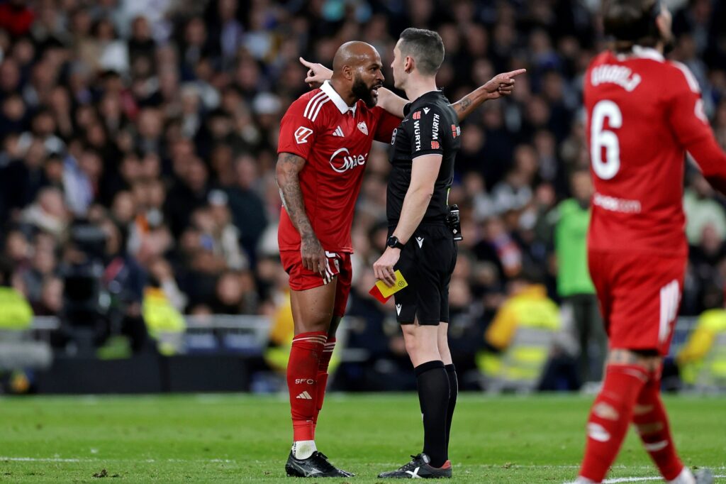 brasileiro-do-sevilla-e-suspenso-por-seis-jogos-apos-xingar-arbitro
