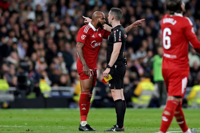brasileiro-do-sevilla-e-suspenso-por-seis-jogos-apos-xingar-arbitro