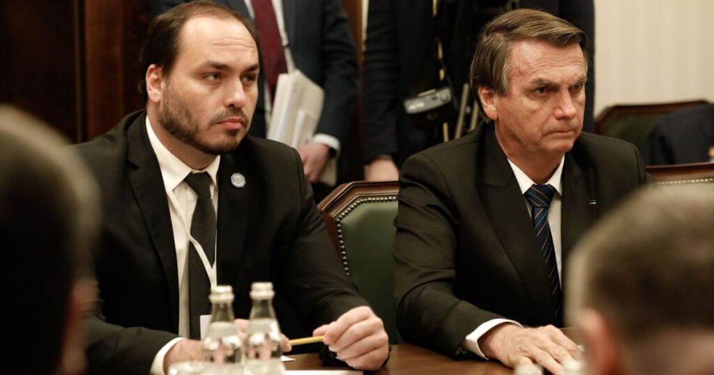 carlos-diz-que-bolsonaro-fez-caminhada-para-reduzir-risco-de-trombose