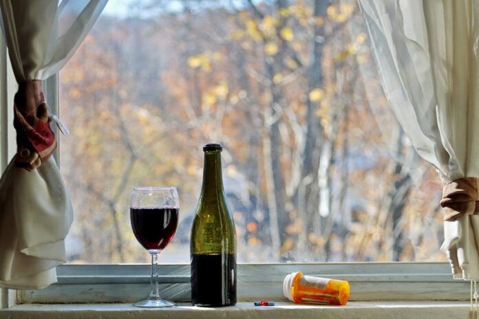 hepatologista-conta-por-que-e-perigoso-misturar-alcool-e-medicamentos