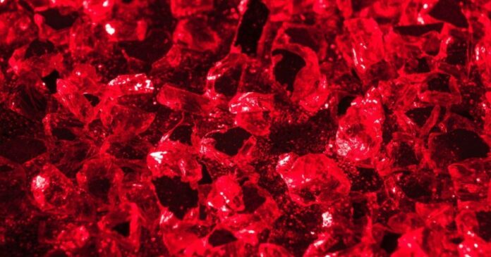 saiba-qual-e-a-pedra-regente-de-2026-e-como-usar-o-cristal-para-protecao