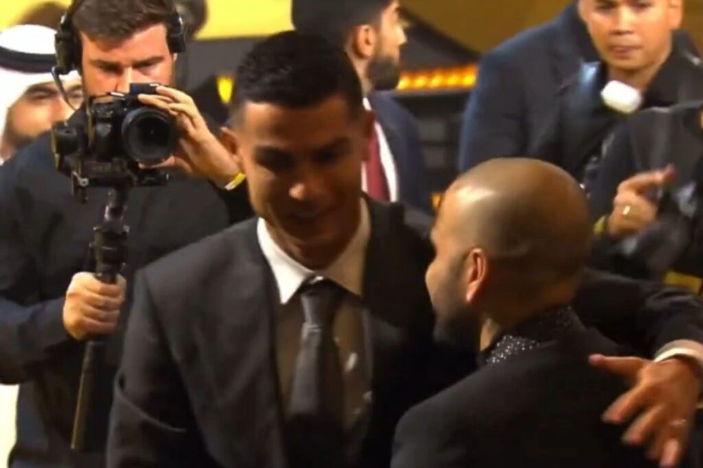 cristiano-ronaldo-cumprimenta-daniel-alves-durante-globe-soccer-awards