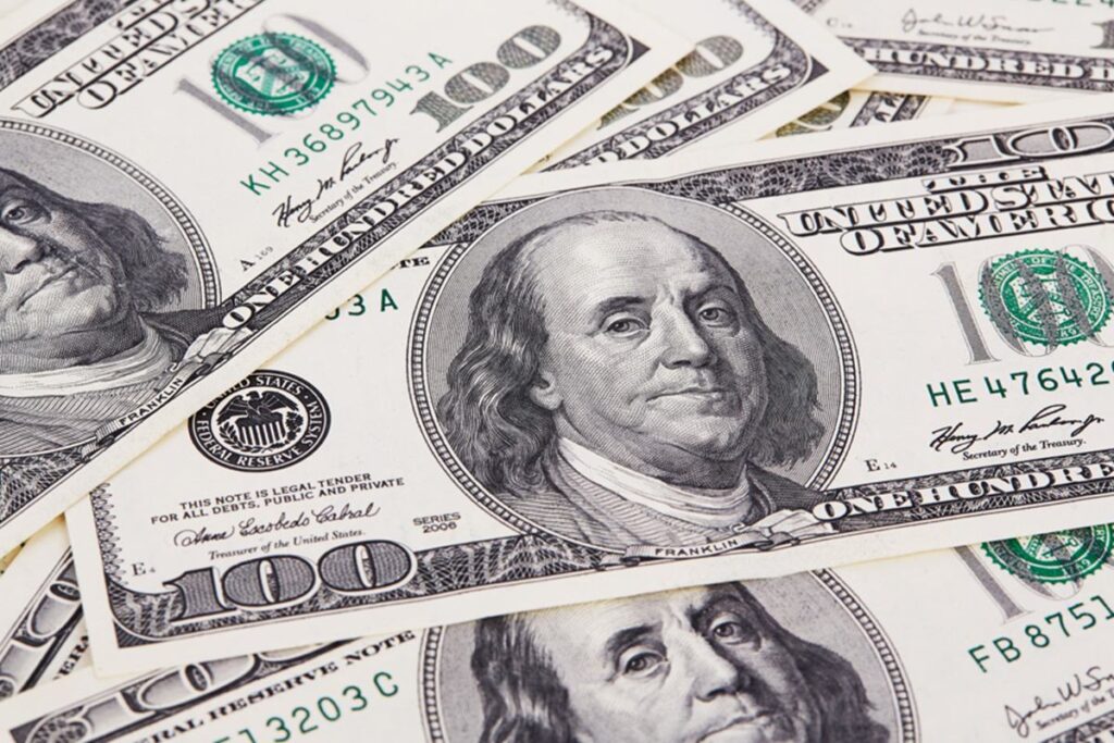 dolar-opera-em-alta-nesta-segunda-(29/12),-puxado-pelo-mercado-externo