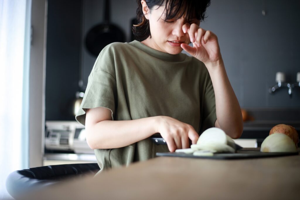 entenda-por-que-cortar-cebola-faz-chorar-e-como-aliviar-o-ardor