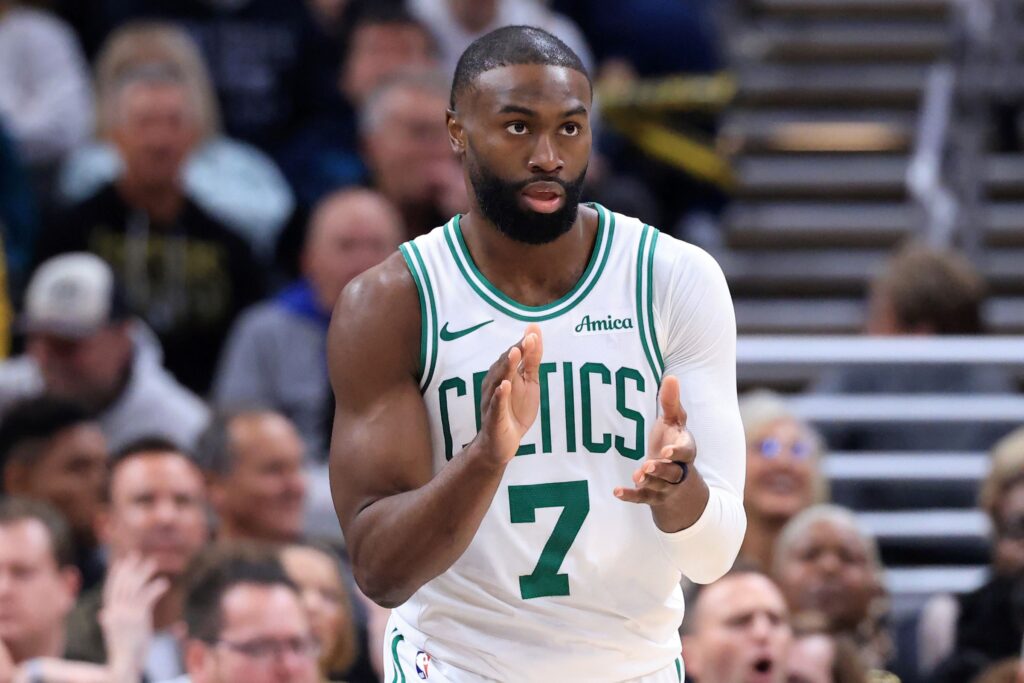 nba:-jaylen-brown-iguala-feito-de-larry-bird-no-boston-celtics