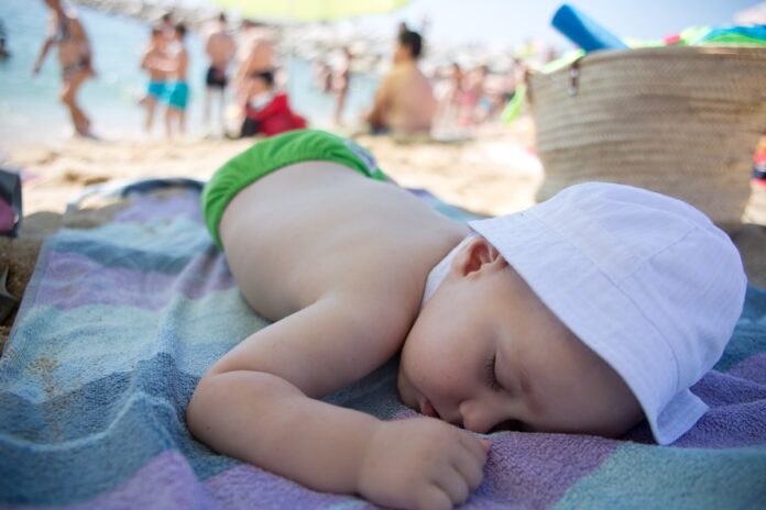 medicas-explicam-os-riscos-de-expor-bebes-e-criancas-ao-sol-na-praia