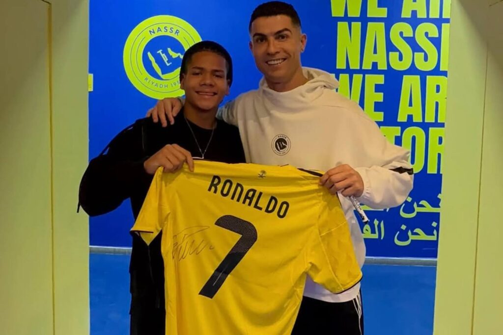 irmao-de-brasileiro-do-al-nassr-chora-ao-conhecer-cristiano-ronaldo