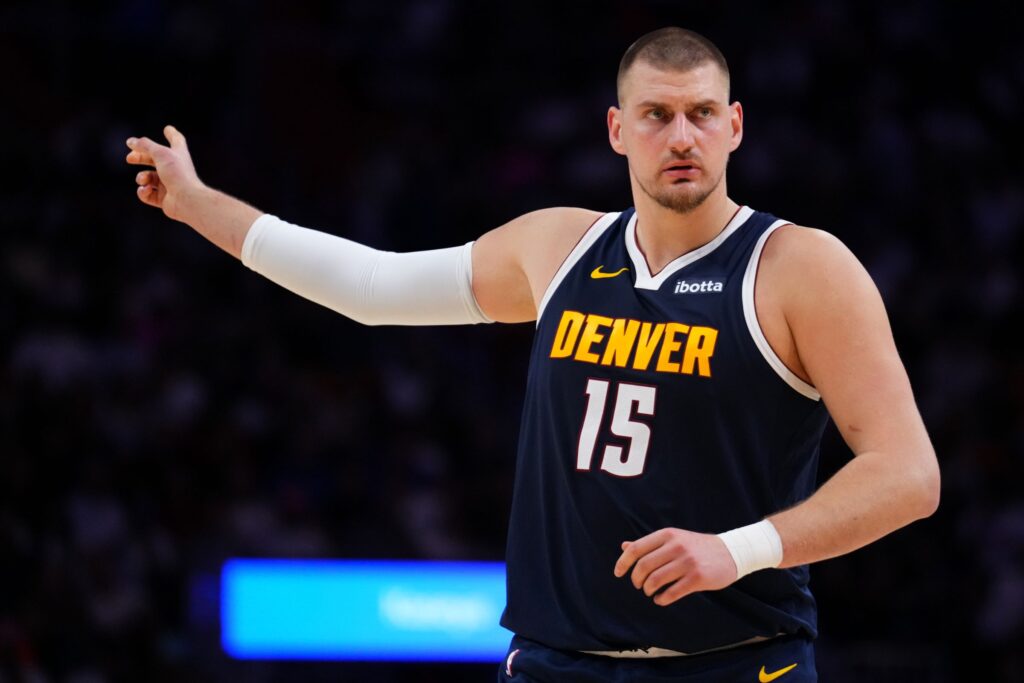 nba:-jokic-sofre-lesao-e-vira-duvida-dos-nuggets-para-a-temporada