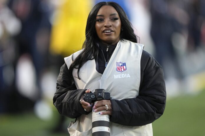 simone-biles-vira-fotografa-por-um-dia-na-nfl-e-impressiona.-confira