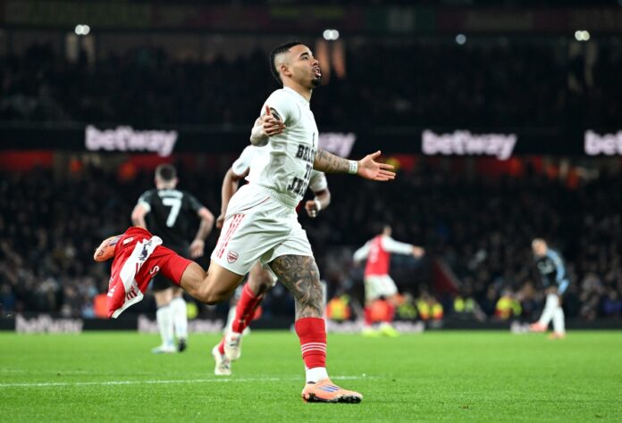 gabriel-jesus-marca-e-arsenal-goleia-aston-villa-na-premier-league