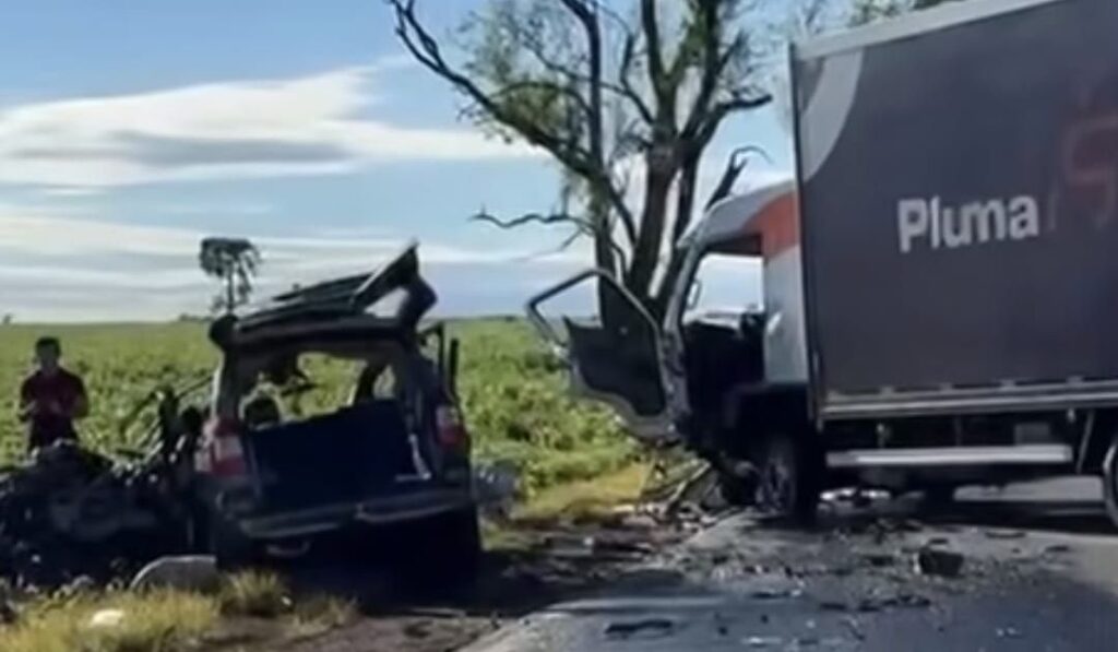 pr:-seis-pessoas-da-mesma-familia-morrem-em-acidente-entre-carro-e-caminhao