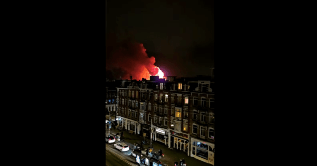 incendio-atinge-igreja-historica-de-amsterda-durante-o-ano-novo