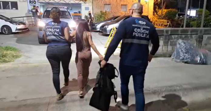 gravida-vai-para-reveillon-em-copacabana,-rouba-29-celulares-e-acaba-presa