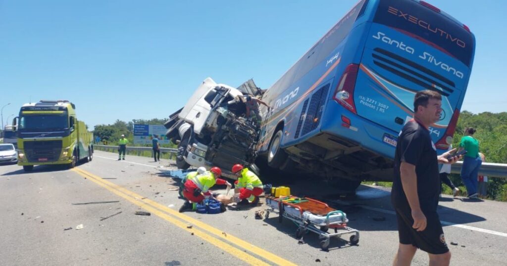 acidente-em-pelotas:-alem-das-vitimas-fatais,-11-seguem-feridas