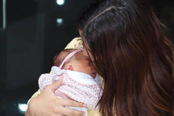 atleta-de-volei,-key-alves-mostra-rosto-da-filha-rosamaria-pela-1a-vez