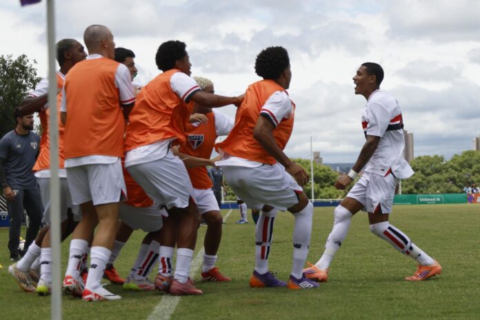 sao-paulo-marca-gol-olimpico-na-estreia-da-copinha;-veja-video