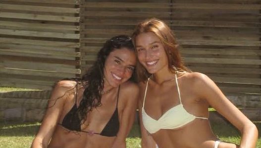 bruna-marquezine-e-sasha-meneghel-posam-de-biquini-em-viagem-ao-nordeste