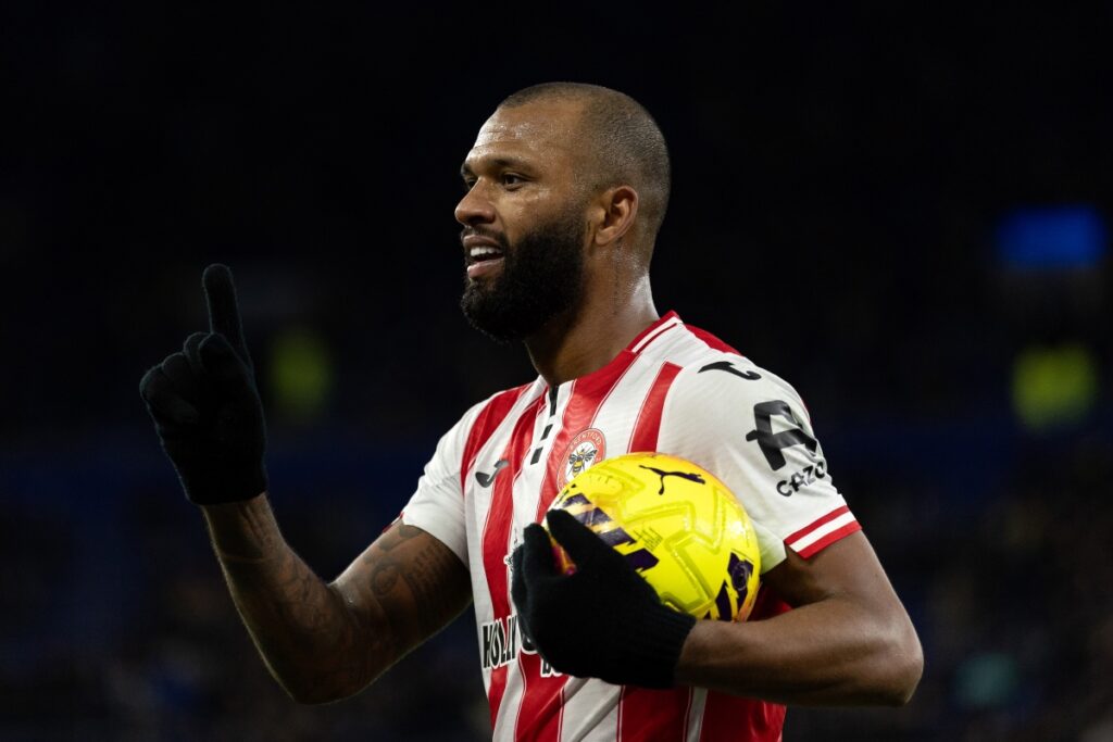 vice-artilheiro,-brasileiro-faz-hat-trick-em-vitoria-na-premier-league