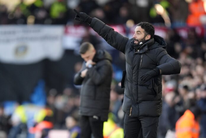 tecnico-do-united-se-irrita-apos-empate:-“nao-vim-para-ser-treinador”