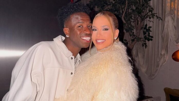 vini-jr.-posa-abracado-com-filha-de-virginia;-veja-foto