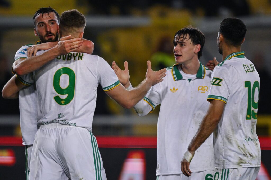 com-um-gol-em-cada-tempo,-roma-vence-lecce-pelo-campeonato-italiano