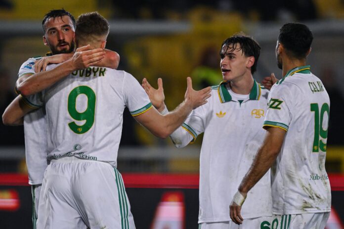 com-um-gol-em-cada-tempo,-roma-vence-lecce-pelo-campeonato-italiano