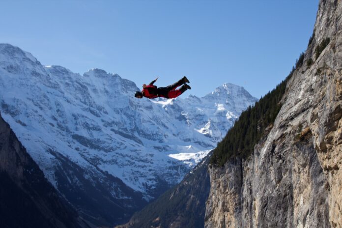 paraquedista-alemao-morre-aos-28-anos-no-“vale-da-morte”,-na-suica