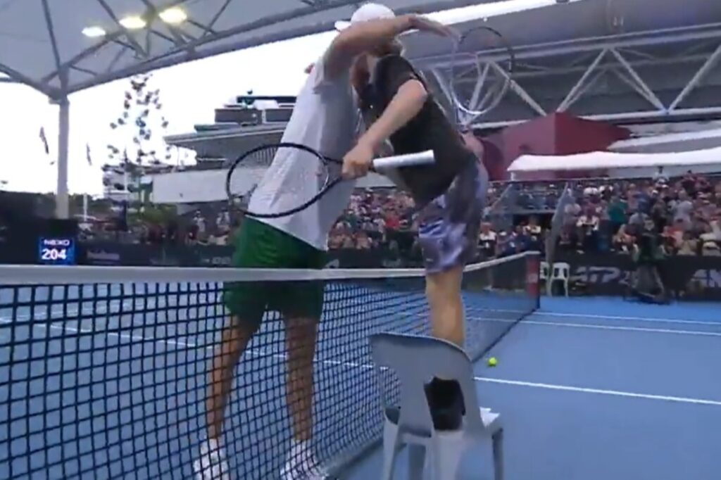 tenista-brinca-com-altura-e-abraca-rival-usando-cadeira-em-brisbane