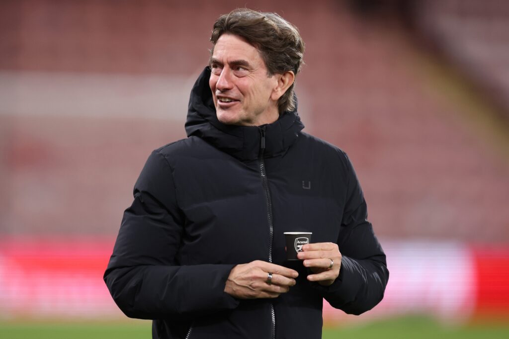 cafe-da-discordia:-tecnico-do-tottenham-e-flagrado-com-copo-do-arsenal