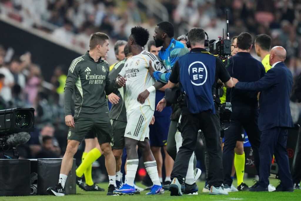 vinicius-junior-bate-boca-com-simeone-em-classico-pela-supercopa;-veja