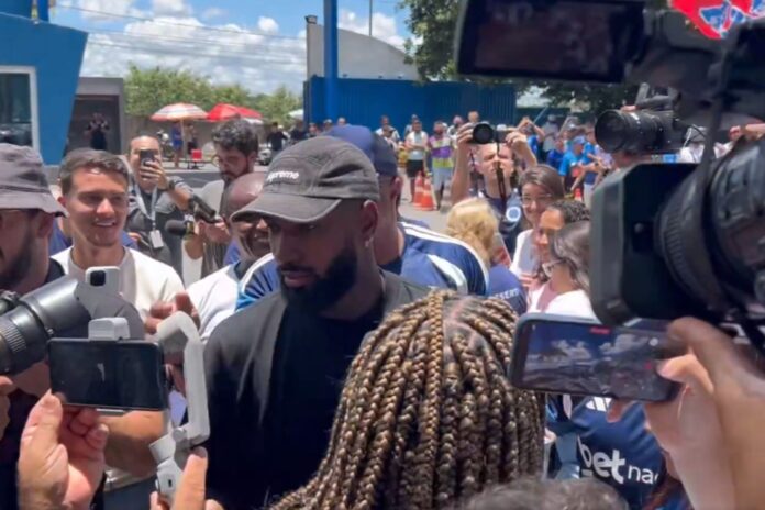 gerson-chega-a-belo-horizonte-para-assinar-contrato-com-cruzeiro.-veja-video