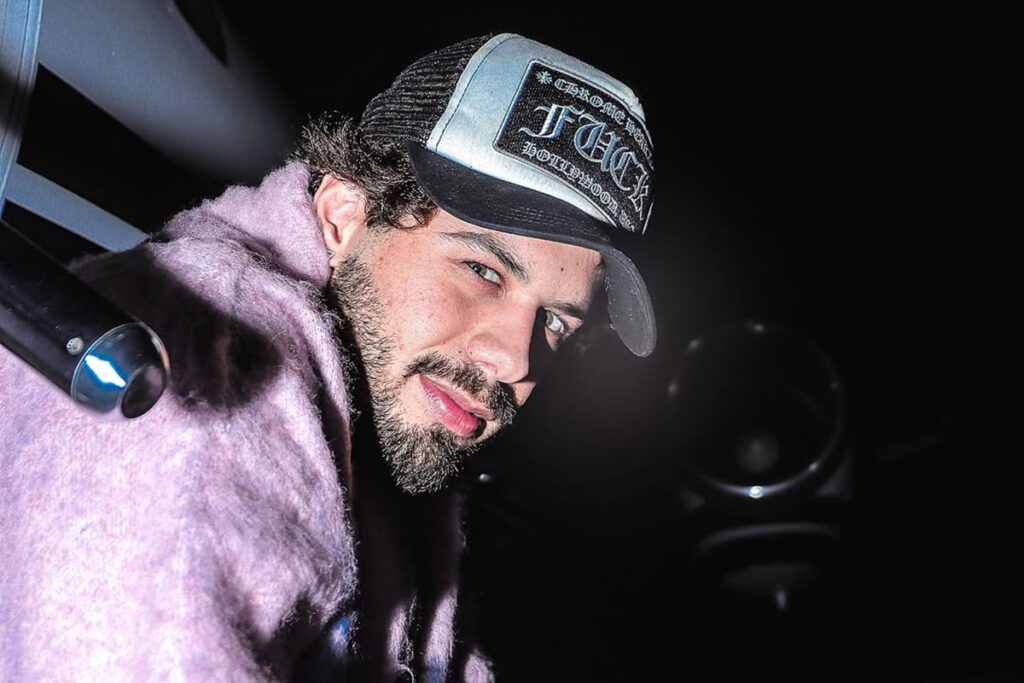 ze-felipe-mostra-previa-da-nova-musica-e-web-aponta-indireta