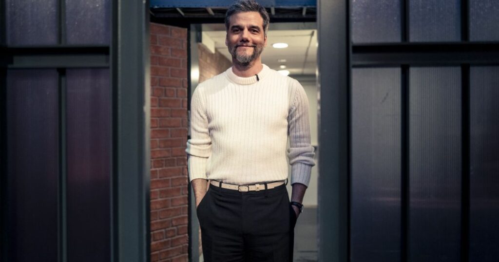 conheca-ilaria-urbinati,-stylist-responsavel-pelos-looks-de-wagner-moura