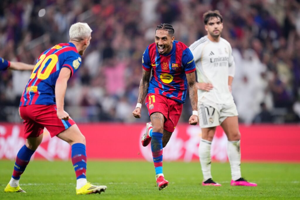 raphinha-brilha-e-barcelona-vence-o-real-madrid-na-final-da-supercopa