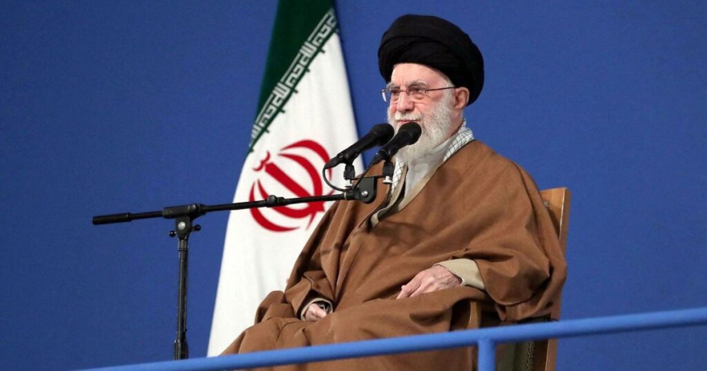 lider-supremo-do-ira-publica-charge-de-trump-em-um-sarcofago-em-ruinas