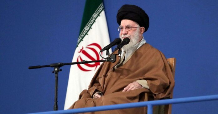 lider-supremo-do-ira-publica-charge-de-trump-em-um-sarcofago-em-ruinas