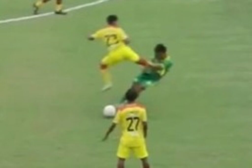 jogador-e-banido-do-futebol-apos-acertar-voadora-em-adversario.-veja-video